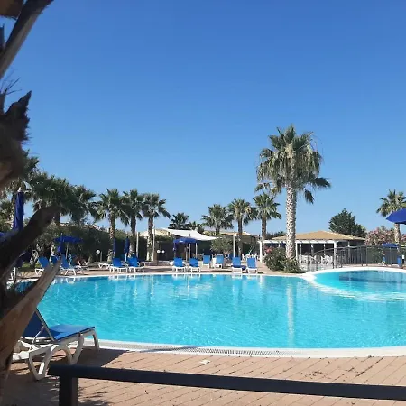 Sun-kissed In With Pool 캄포펠리체 디 로첼라